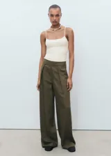 Top ajustado color crema con tirantes finos y escote cuadrado.