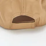 Gorra de béisbol color beige confeccionada en algodón.