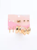 Set de seis pares de aros dorados con diferentes diseños: aros tipo perla, aros con forma de nudo, aros con forma de corazón, aros tipo argolla trenzada, aros tipo argolla lisa y aros con diseño de hojas.