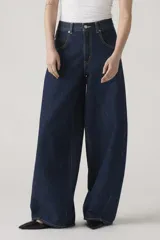 Pantalón de jean azul oscuro, corte super baggy, tiro alto y pierna extra ancha.