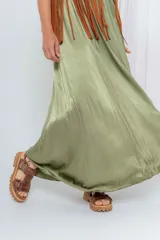 Vestido largo color verde oliva de satén con breteles finos.