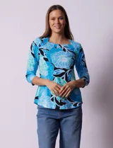 Remera de algodón estampada, marca Ruby Rd. Manga ¾ y escote cuadrado.