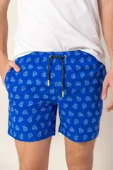 Short de baño azul con estampado de flores blancas, cintura elástica y cordón ajustable.