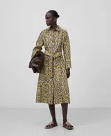 Vestido camisero midi de lino con estampado de piel de serpiente, cuello solapa, manga larga con volumen en el codo y puño abotonado, cierre frontal con botones y cinturón de lazo.