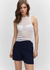 Short de vestir azul marino, de corte recto y tiro alto.