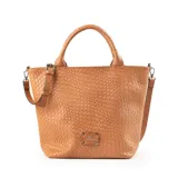 Bolso tote color suela con textura símil cuero croco, doble asa corta y correa larga regulable y extraíble. Tiene cierre superior, bolsillo interno con cierre y dos bolsillos abiertos.