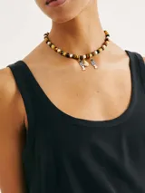 Blusa sin mangas color beige, con escote redondo pronunciado (tipo U).