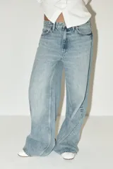 Pantalón de jean celeste de corte wide leg, tiro alto y largo hasta el tobillo.
