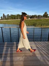 Vestido largo color crema con lentejuelas plateadas y tira de cuero plateada en el centro.