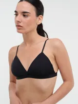Bralette negro con breteles finos y corte triangular.