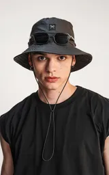 Piluso negro con cordón ajustable.