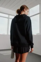 Buzo negro con capucha y cordones, con logo 'caro cuore' estampado en el pecho.