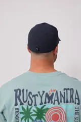 Gorra negra con logo Rusty bordado en blanco.