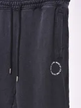 Pantalón de jogging negro con cintura elástica y cordón ajustable.