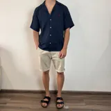 Camisa negra de muselina con manga corta y corte oversize.