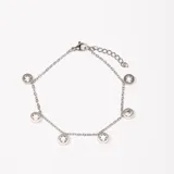 Pulsera de acero con detalles de dijes con cristales transparentes.