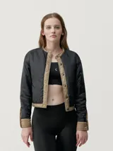 Chaqueta corta reversible color beige, acolchada y ligera, con cierre de botones a presión.