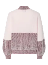 Sweater de punto suave color rosa con bloque de color borgoña en el centro y cuello alto.