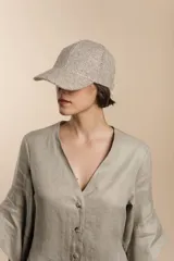 Gorra con visera de lana color beige con diseño de espiga.