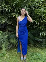 Vestido largo de fiesta azul eléctrico, con un solo bretel, corte al cuerpo, fruncido en la cintura y tajo lateral en la falda.