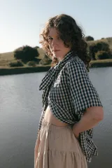 Camisa de algodón a cuadros gingham azul y blanco con estampado de broderie blanco, lazo en el cuello, manga corta y corte oversize.