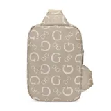 Bandolera Guess color caramelo con estampado de logos "G" en repetición. Tiene correa ajustable, cierre superior y bolsillo frontal con cierre.