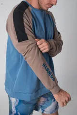 Buzo unisex en tonos azul y marrón, de corte cómodo, ideal para entrenar o uso diario, sin felpa.