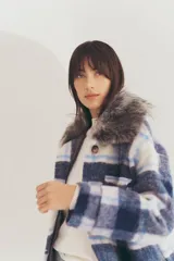 Tapado largo con estampado a cuadros en tonos marrón, beige y blanco. Presenta cuello con solapa y detalle de piel sintética.