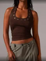 Musculosa negra con cuello halter y detalle de ojales metálicos.