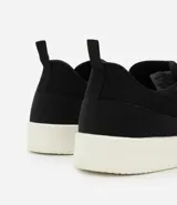 Championes Viko de hombre, color negro con suela blanca, confeccionados en poliéster con recortes y suela de EVA. Diseño casual y confortable.