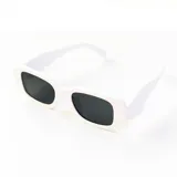 Lentes de sol negros con montura rectangular gruesa y lentes oscuros.