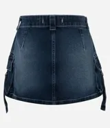Minifalda de jean celeste con efecto marmolado, trabillas en la cintura, cierre frontal con botón y bolsillos cargo laterales con lazos y hebillas.