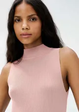 Musculosa rosa de tejido acanalado con cuello alto.