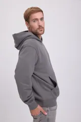 Hoodie gris de manga larga con capucha, corte holgado y bolsillo canguro.