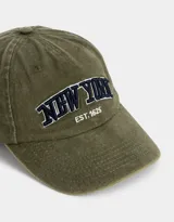 Gorra de gabardina color borgoña con bordado frontal de la leyenda "New York" en color rojo y la inscripción "Est. 1625" en blanco.