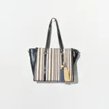 Cartera tipo bolso combinada en rayas y acabados en color negro, con detalles decorativos.