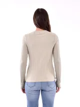 Remera negra de manga larga con cuello redondo y tejido acanalado.