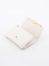Billetera color beige con cierre metálico dorado.
