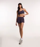 Bermuda deportiva de microfibra color blanco, corte runner con cintura elástica y forro interno.