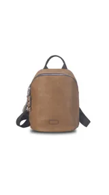 Mochila marrón de símil cuero con cierre principal y bolsillo interno con cierre. Tiene asa de mano, correas regulables y bolsillo oculto en la espalda.