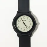 Reloj de pulsera analógico con correa de silicona negra y esfera blanca con números arábigos.