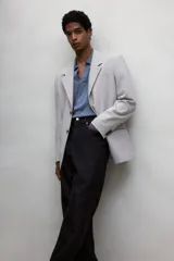 Pantalón de jean negro de tiro alto, corte relajado y pierna ancha.