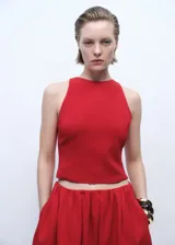Top corto rojo con cuello redondo y espalda descubierta.