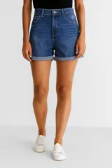 Short de jean de calce medio con bolsillos delanteros y traseros.