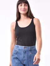 Musculosa de algodón color azul marino con breteles finos y escote redondo.
