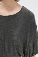 Remera manga corta gris con lurex, de corte holgado y cuello redondo.
