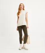 Pantalón skinny de terciopelo cotelé color verde oliva, con cintura mediana, bolsillos delanteros y traseros, y cierre de cremallera y botón.