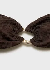 Top de bikini bandeau color marrón con tejido de canalé y anilla decorativa.