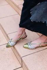 Ballerinas destalonadas con estampado animal print en tonos verde y plateado, con puntera plateada con glitter y tiras finas cruzadas.