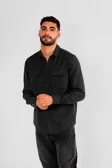 Camisa negra de manga larga con dos bolsillos en el pecho y cierre con botones. Corte clásico.